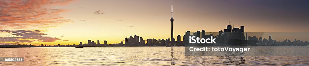 panorama do horizonte de Toronto, CN Tower ao pôr do sol do Lago Ontário, Canadá - Foto de stock de América do Norte royalty-free