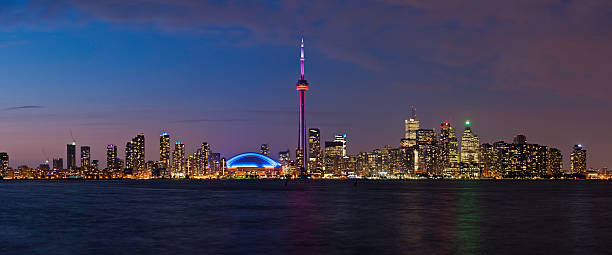 paesaggio urbano di notte illuminata simbolo di toronto, la cn tower con vista panoramica - toronto skyline cn tower night foto e immagini stock