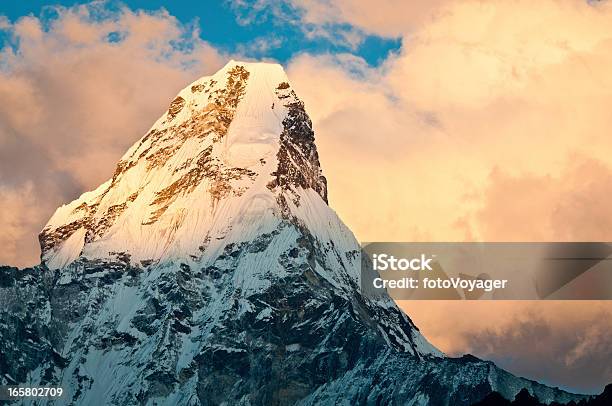 Амадаблам Снег Glacier Саммита Закате Гималаи Непал — стоковые фотографии и другие картинки High Country