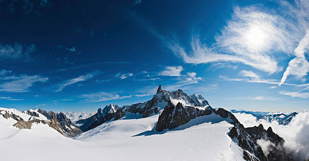 выше облака снег саммита sunburst панорама альпы, италия - courmayeur european alps mont blanc mountain стоковые фото и изображения