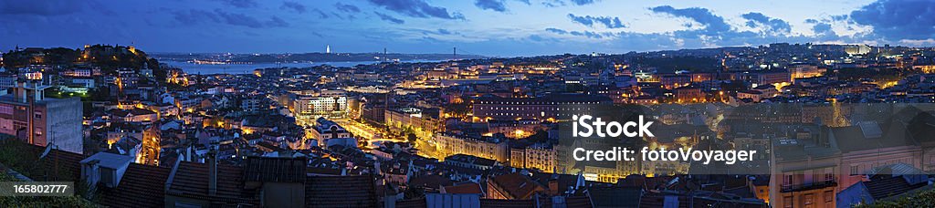 Iluminado panorama de vista da cidade de Lisboa, Portugal - Royalty-free Lisboa Foto de stock