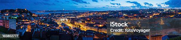 Iluminado Panorama De Vista Da Cidade De Lisboa Portugal - Fotografias de stock e mais imagens de Lisboa