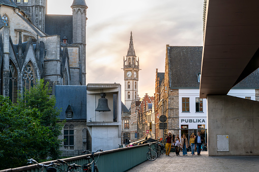 In the city center of Bruges is the historic town square Markt. The city's most famous monument is the bell tower opposite the medieval buildings.