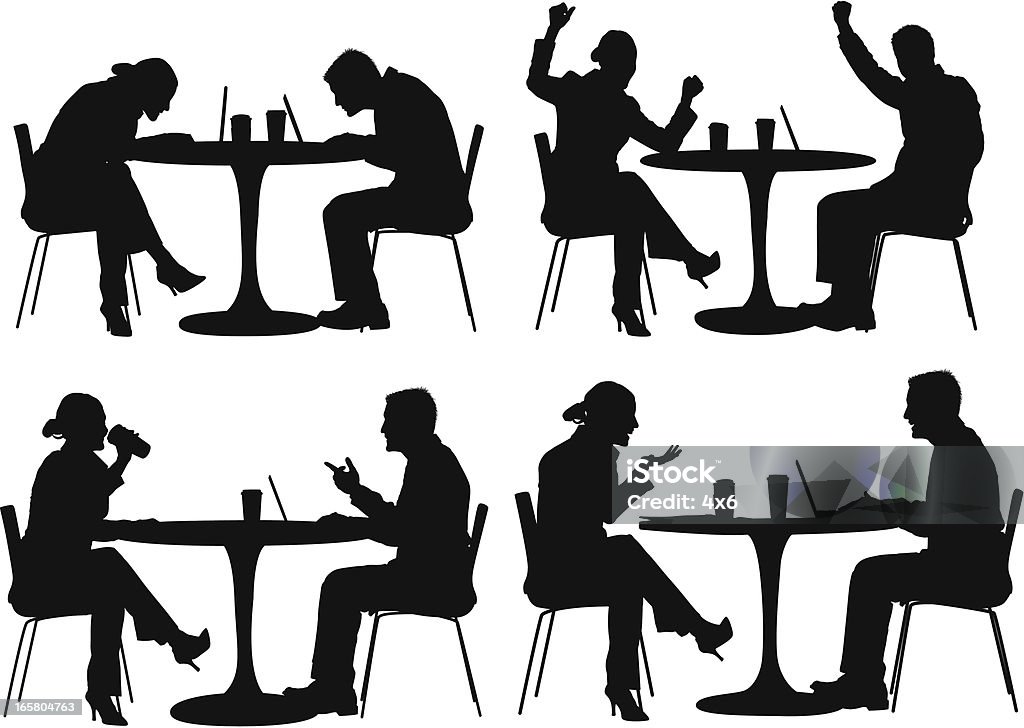 Empresários trabalhando no laptop durante o intervalo para café - Vetor de Mesa - Mobília royalty-free