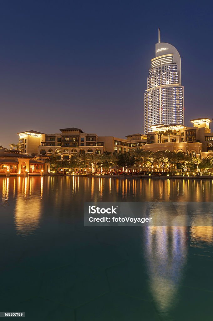 hotel de luxo, restaurante complexo, iluminada à noite - Foto de stock de Dubai Mall royalty-free