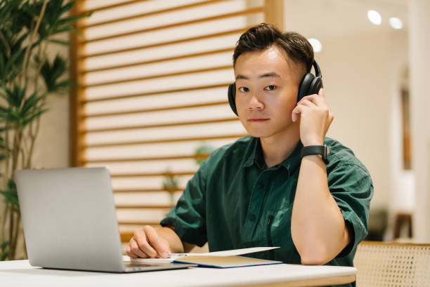 istock Asian young male white-collar workers in the home tablet 1658072656