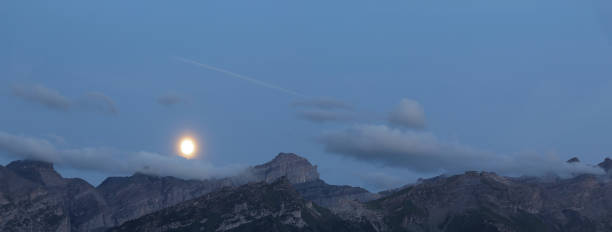 moon rise - light effect full moon mountain peak european alps imagens e fotografias de stock