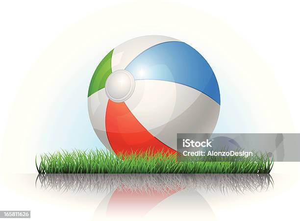 Beach Ball Auf Dem Rasen Stock Vektor Art und mehr Bilder von Aufblasbarer Gegenstand - Aufblasbarer Gegenstand, Blau, Bunt - Farbton