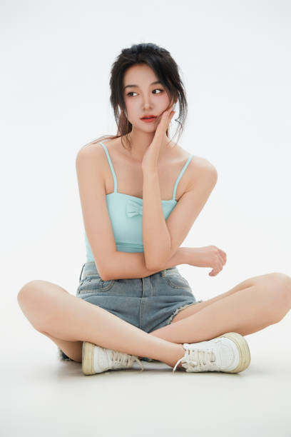 istock A Chinese female college student against a white background 1658190057