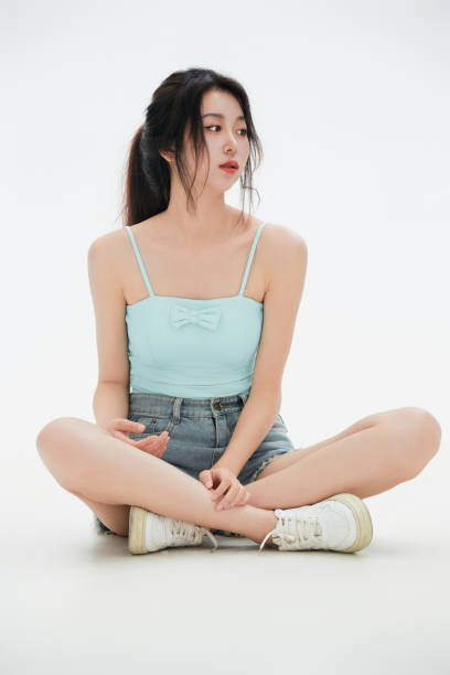 istock A Chinese female college student against a white background 1658190063