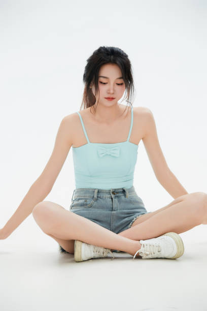 istock A Chinese female college student against a white background 1658190065