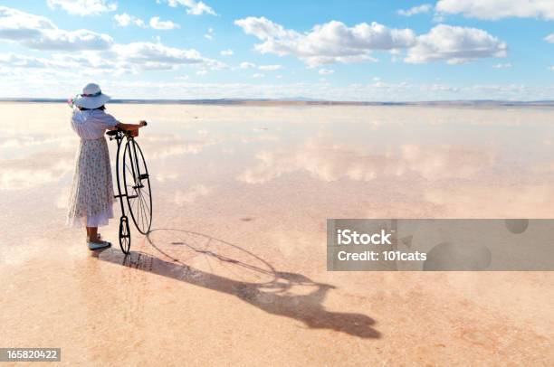 Stary Rower - zdjęcia stockowe i więcej obrazów Modelka i model - Modelka i model, Plaża, 20-24 lata