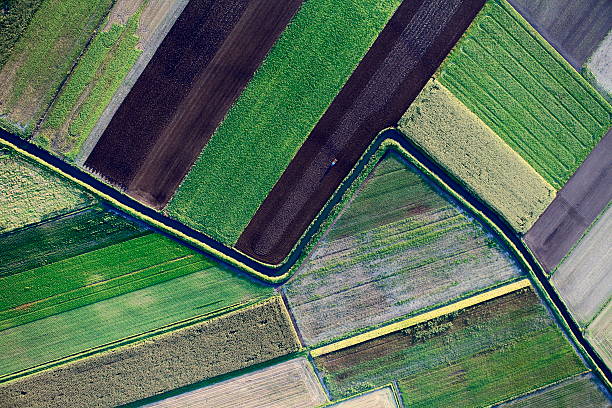 photo aérienne des terres agricoles - aerial view mid air farm field photos et images de collection
