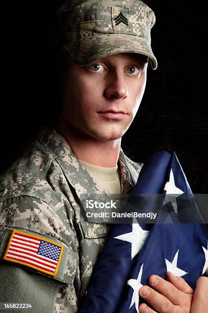 Foto de Soldado Americano Série Sargento Jovem Segurando Uma Bandeira Dobradas e mais fotos de stock de Adulto