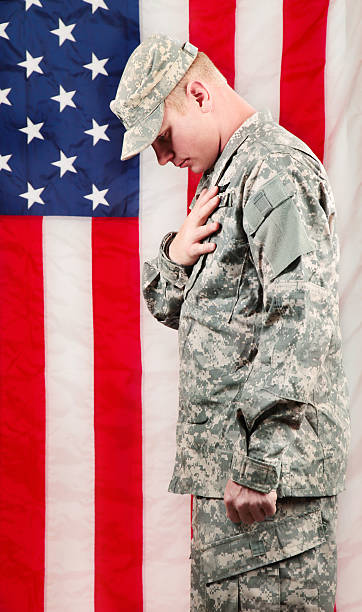 американский солдат серии: молодые сержант стоя против флаг сша - armed forces praying us military military стоковые фото и изображения