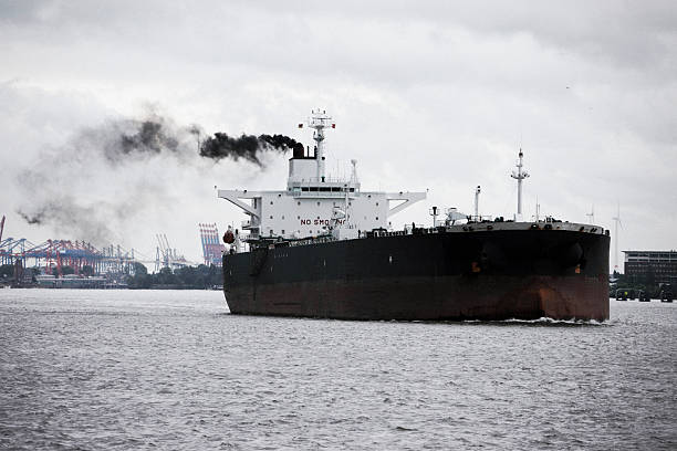 buque petrolero oscuro con sendero para no fumadores - supertanker fotografías e imágenes de stock