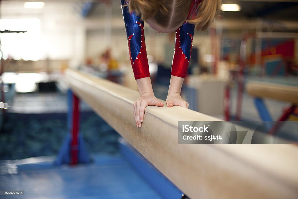 Young Gymnasts manos en barra de equilibrio - Foto de stock de Gimnasia libre de derechos