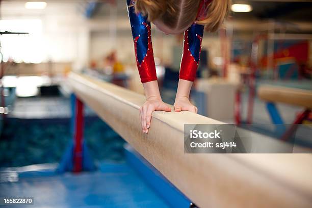 Jovem Gymnasts As Mãos Na Trave - Fotografias de stock e mais imagens de Ginástica - Ginástica, Trave, Barras Assimétricas