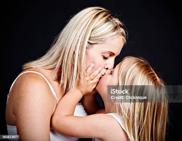 구슬눈꼬리 및 딸이다 키스 2-3 살에 대한 스톡 사진 및 기타 이미지 - 2-3 살, 20-29세, 2명