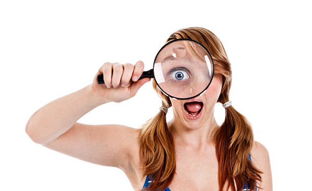 feminino adolescente segurando uma lupa para o olho - loupe quality control magnification glass imagens e fotografias de stock