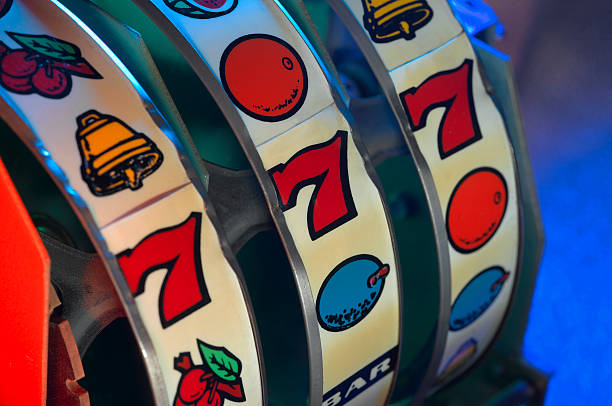 Slot Machine Wheels A close-up view of an old slot machine winning numbers. the strip stock pictures, royalty-free photos & images