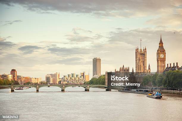 Big Ben E Il Parlamento Il London River Thames Skyline - Fotografie stock e altre immagini di Orizzonte urbano