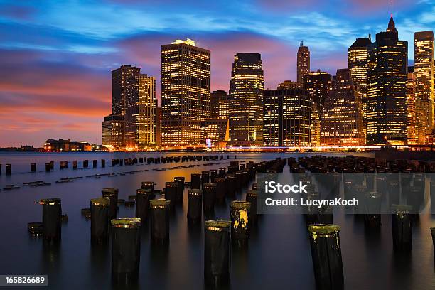 New York City Skyline Bei Nacht Stockfoto und mehr Bilder von Abenddämmerung - Abenddämmerung, Anlegestelle, Architektur