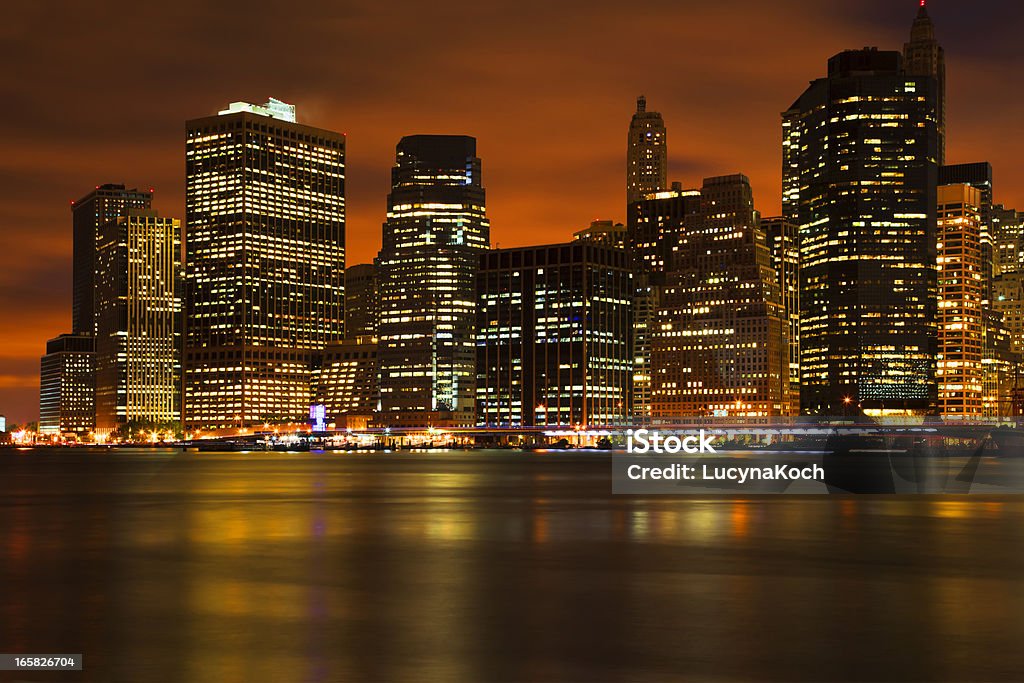 New York City Skyline bei Nacht - Lizenzfrei Abenddämmerung Stock-Foto