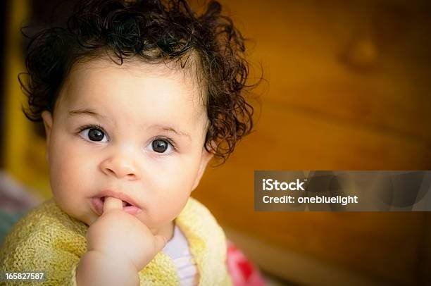 Baby Porträt Mit Finger In Mouth Stockfoto und mehr Bilder von Blick in die Kamera - Blick in die Kamera, Ein weibliches Baby allein, Ernst