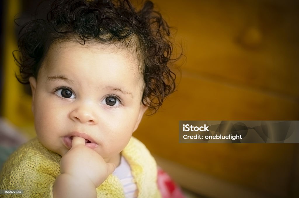 Bebé (6 meses de idade) Retrato com o dedo na boca - Royalty-free Olhar para a Câmara Foto de stock