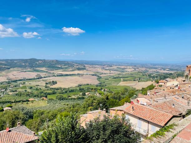 istock romantic view of Tuscany 1658275872