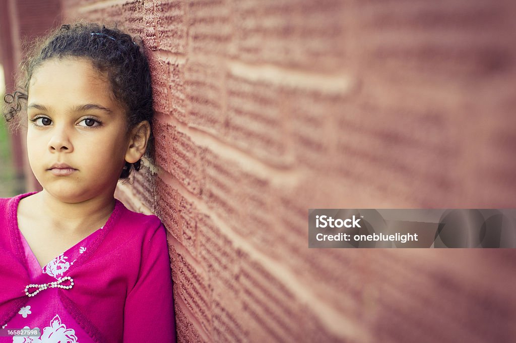 Nachdenklich Kind (5-6) schiefen gegen die Wand - Lizenzfrei Ernst Stock-Foto