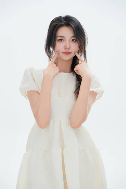 istock A Chinese female college student against a white background 1658275994
