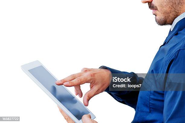 Un Hombre De Negocios Utilizando Tablet Con Pantalla Táctil Foto de stock y más banco de imágenes de Indicar