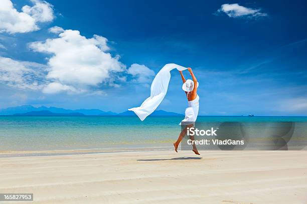 Beleza Menina Saltar Sobre O Fundo Do Mar - Fotografias de stock e mais imagens de Mulheres - Mulheres, Saltar, Só Uma Mulher