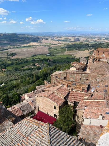 istock romantic small town in Tuscany 1658282377