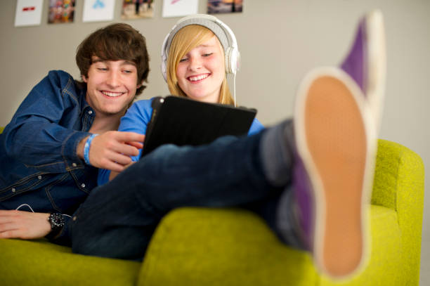 istock teenage connectivity 165829060