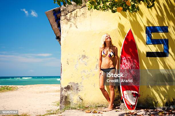 Rapariga Surfista - Fotografias de stock e mais imagens de Adulto - Adulto, Areia, Atividade Recreativa