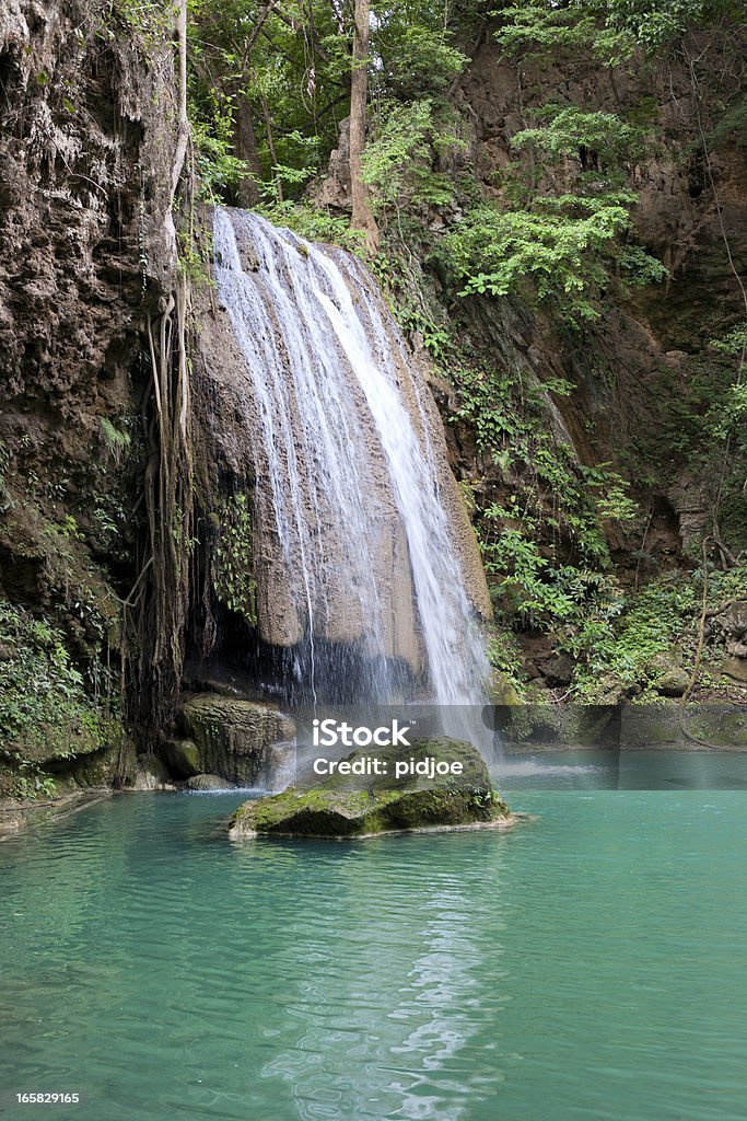 Cascata nella foresta pluviale tropicale - Foto stock royalty-free di Cascata