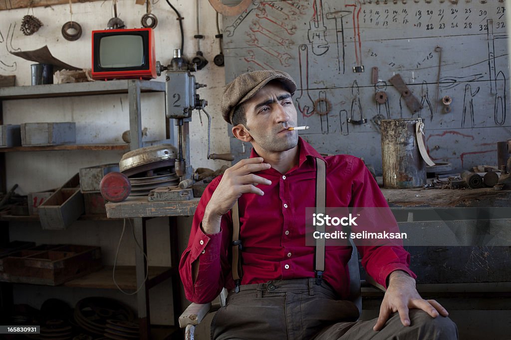 Взрослый человек, работающих в Старый fashined гараж - Стоковые фото Авторемонтная мастерская роялти-фри