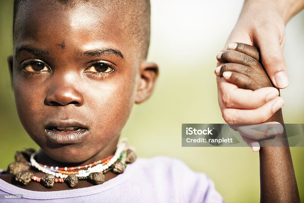 Jovem africano garoto receber uma ajuda - Foto de stock de Tribo Hazda royalty-free