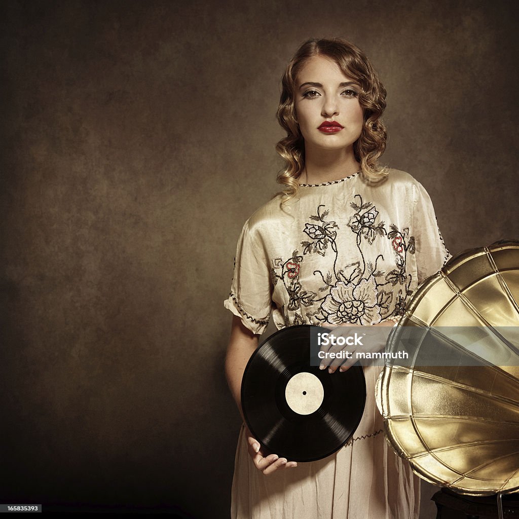 Mulher ouvir música e segurando um disco de vinil - Royalty-free 1920-1929 Foto de stock