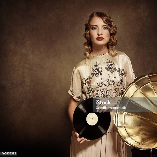 Mulher Ouvir Música E Segurando Um Disco De Vinil - Fotografias de stock e mais imagens de 1920-1929 - 1920-1929, Mulheres, Só Uma Mulher