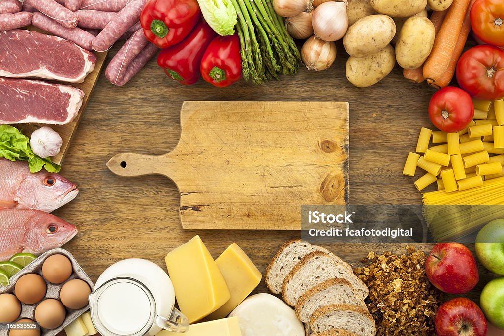 Variedade de alimentos de fronteira na foto acima de mesa de madeira - Foto de stock de Gêneros alimentícios royalty-free