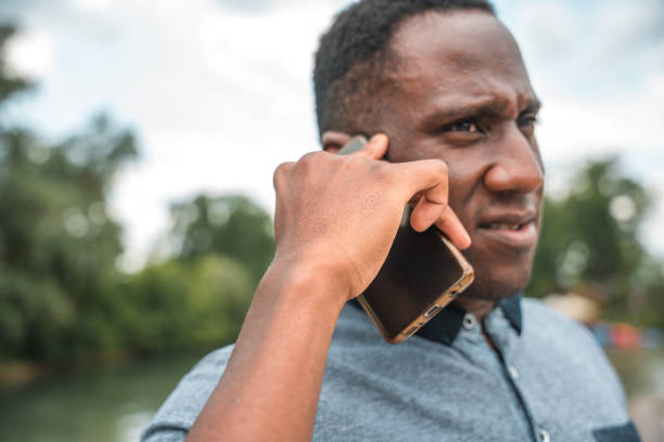 mid adult black man on a mobile phone call - 11193 imagens e fotografias de stock