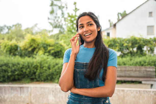 indianka w parku rozmawia przez telefon - 11207 zdjęcia i obrazy z banku zdjęć