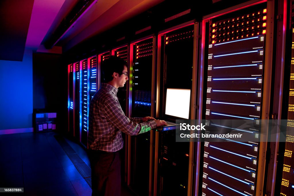 Ingegnere Informatico in azione configurazione di server - Foto stock royalty-free di Ingegnere