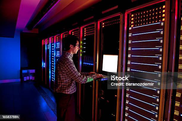 Ingegnere Informatico In Azione Configurazione Di Server - Fotografie stock e altre immagini di Ingegnere