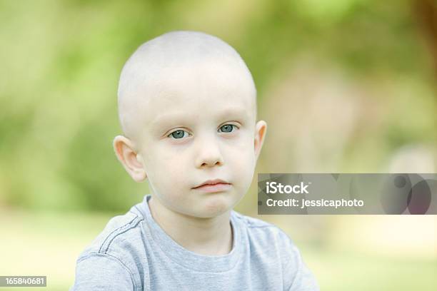 Gravi Orizzontale Chemio A Figlio A - Fotografie stock e altre immagini di Bambino - Bambino, Cancro - Tumore, Bambini maschi
