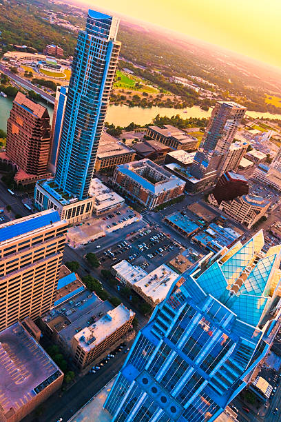 austin, texas arranha-céus ao pôr-do-sol, de helicóptero - color image built structure town cityscape - fotografias e filmes do acervo